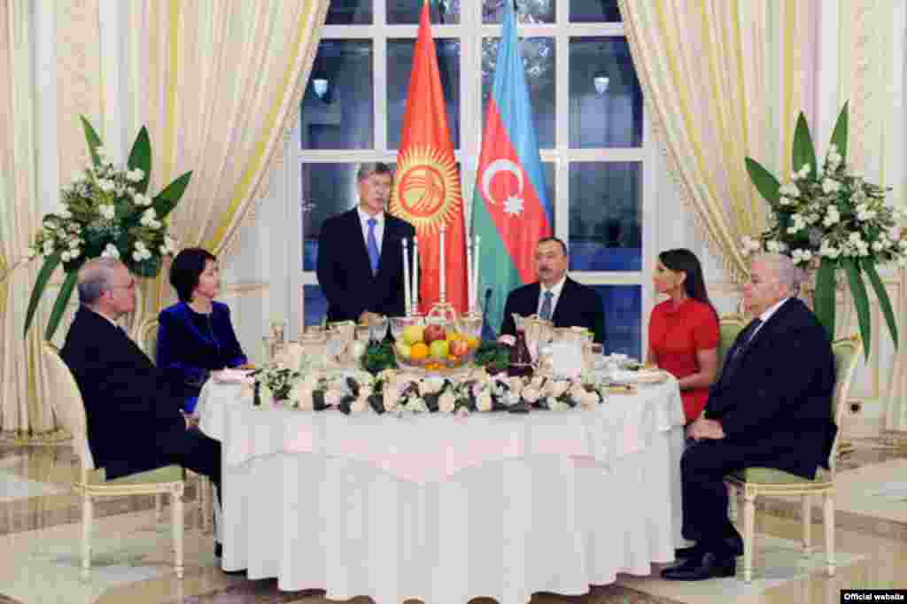 Торжественный банкет в честь президента КР в Баку. 30 марта 2012