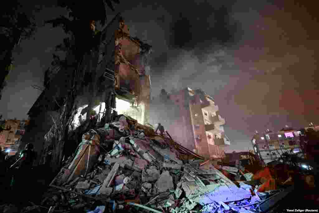 Spasilačke službe rade na stambenoj zgradi nakon raketnog napada Irana u centralnom Izraelu 15. juna.