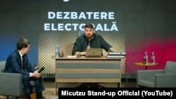 Imagine de la dezbaterea la care absentează George Simion. În prim plan: candidatul independent Nicușor Dan și în plan secund gazda emisiunii Cosmin Nedelcu (Micutzu).