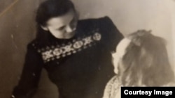 Антонина Тарасова в лагере (слева)