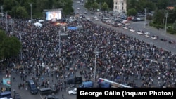 Imagine cu caracter ilustrativ, cu oameni adunați la un miting în București.