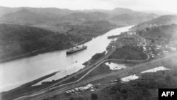 Зарегистрированное в Нью-Йорке судно SS Ancon пересекает участок Кулебра Панамского канала в день его открытия, 15 августа 1914 г.