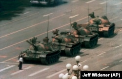 Omul care a stat în fața tancurilor care încercau să intre în Piața Tiananmen pe 5 iunie 1989.