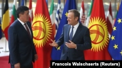 Сооронбай Жээнбеков менен Дональд Туск.