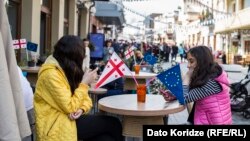 Georgienii au sărbătorit, la Tbilisi, liberalizarea regimului european de vize în martie 2017.