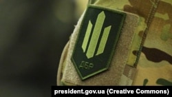 За даними бюро, чоловіка утримували силоміць, також двоє посадовців його побили