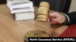 Статтю про «дискредитацію» використовують для придушення антивоєнних настроїв, переслідування активістів та будь-яких форм незгоди з офіційною позицією Кремля