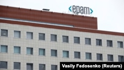 Эмблема Epam на будынку ПВТ