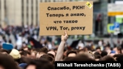 Un protestatar „mulțumește” autorității de supraveghere a internetului pentru că i-a învățat pe ruși ce înseamnă VPN, Tor și Proxy. (fotografie ilustrativă)