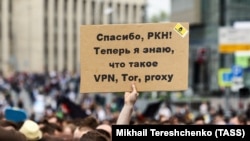 A protester's poster thanks the state Internet watchdog for teaching Russians the meaning of VPN, Tor, and Proxy. (illustrative photo)
