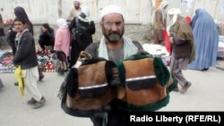 یکی از فروشنده های دوره گرد در کابل