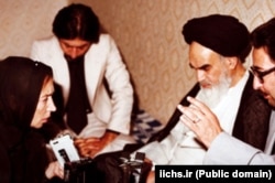 ابوالحسن بنی‌صدر در حال ترجمه گفته‌های آیت‌الله خمینی در یکی از مصاحبه‌های او در نوفل لوشاتو