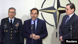 Sekretari i Përgjithshëm i NATO-s, Javier Solana (në mes) në konferencë me të dërguarin e SHBA-së për Ballkanin, Richard Hobrooke (djathtas) dhe shefin ushtarak të NATO-s, Wesley Clark (majtas) në selinë e NATO-s, Bruksel, 22 mars 1999.