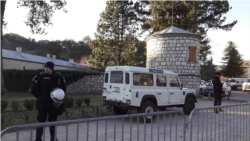 Božena Jelušić: "Sve ovo samo je potvrdilo da crnogorsko društvo nikada nije izašlo iz zone podijeljenosti" (Fotografija: Policija ispred Manastira Cetinje, januar 2020.)