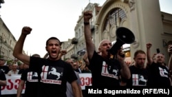 Сандро Брегадзе (с мегафоном) во время шествия «Грузинского марша» на улицах Тбилиси