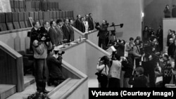 სსრკ-სგან დამოუკიდებლობის გამოცხადება ლიეტუვის პარლამენტში 1990 წლის 11 მარტს. ვიტაუტას ლანდსბერგისი ტრიბუნაზე, ცენტრში