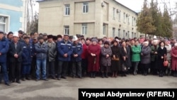 "Кыргызмунайгаз" ишканасынын нааразылыкка чыккан жамааты. 14-март, 2014-жыл.