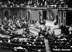 Prekretnica je bila ulazak SAD u rat 1917. godine na strani sila Antante. (Vudro Vilson u Kongresu objavljuje da SAD ulaze u rat)