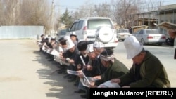 Гезит окуп жаткан айылдык аксакалдар. 31-март, 2012-жыл.