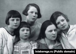 (Солдон оңго): Ольга, Марселла, Вера, Алиса жана Ирма Геккерлер. 1930-жж.