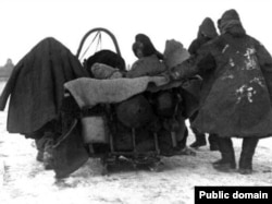 Ачарчылыктан жанын сактап калыштын аргасын издеген казактар. 1930-жылдар. Сүрөт Борбордук мамлекеттик архивден алынды.