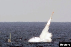 Американская подлодка USS Florida запускает крылатую ракету Tomahawk в водах у побережья Багамских островов, 2003 год.