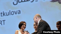 Наргиза Маматкулова сыйлык алууда, Дубай шаары