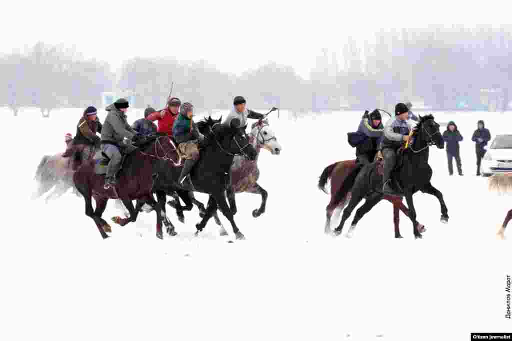 Аламандын негизги эрежеси бир улакчы баарына каршы же бир команда башка командаларга каршы ойнойт. Оюн талаасында аралыгы 500 метр болгон эки тай казан орнотулат. Ал тай казандарга кезек-кезеги менен улак ташталып турат.&nbsp;