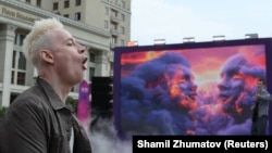 Jaroslav Dronov, poznat pod umetničkim imenom Šaman, tokom ceremonije kojom je obeleženo 100 dana odbrojavanja do početka takmičenja za pesmu Intervizije, blizu Kremlja u centru Moskve, Rusija, 12. juna 2025.