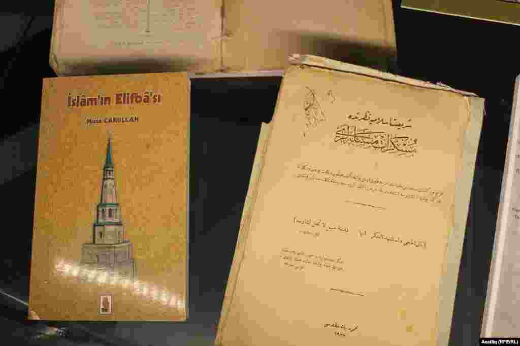 Төрек телендә басылып чыккан "Ислам әлифбасы" китабы. Оригиналы һаман да табылмаган.
