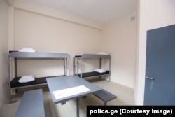 იზოლატორებში განთავსებულებს, როგორც წესი, ორსართულიანი საწოლები ხვდებათ. საკანშივეა საკვებისთვის განკუთვნილი მაგიდა და ზოგიერთში იქვეა საპირფარეშოც.