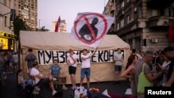 Protestuesit duke bllokuar një rrugë në Beograd të Serbisë më 29 qershor 2025. 