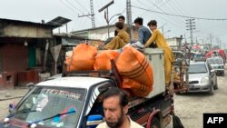 د باجوړ له ګڼو کلیو خلک د جنګ له وجې بې کوره شوي ول - د اګست میاشتې انځور 