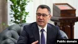 Президент Садыр Жапаров заявил, что Кыргызстан не может отказаться от сотрудничества с Россией, поскольку импортирует оттуда продукты питания, нефть, а также из-за кыргызстанских мигрантов.