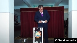 Президент Таджикистана Эмомали Рахмон бросает бюллетень в урну для голосования в день референдума. Душанбе, 22 мая 2016 года.