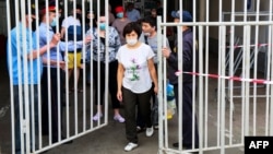 Алматыдағы базарлардың біріне кіріп келе жатқан жұрт. 25 сәуір 2020 жыл. 