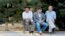 Pensiýa haklary plastik kartlara geçirilmedi, banklaryň öňünde uly nobatlar emele geldi