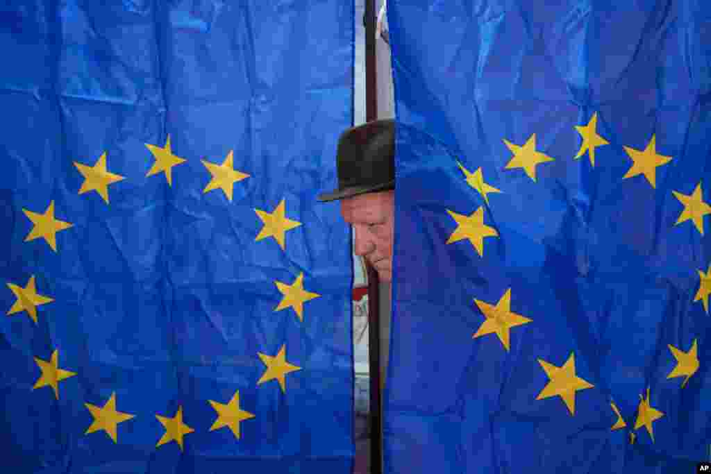 În România, alegătorii primesc cinci buletine de vot: unul pentru europarlamentare și patru pentru alegerile locale. Prezența la vot cu câteva ore înainte de închiderea urnelor este peste cea de la ultimele alegeri. Circa 370 de milioane de europeni sunt așteptați duminică la vot, în ultima zi de alegeri pentru Parlamentul European, în cele 27 de țări membre UE.