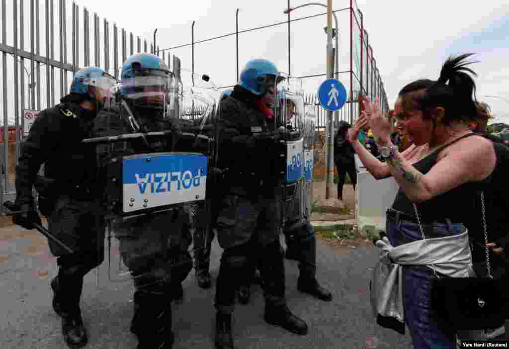 Родичка ув'язненого під час сутички з поліцією біля в'язниці &laquo;Ребіббія&raquo; в Римі під час бунту ув'язнених, після того, як сімейні візити скасували через побоювання зараження коронавірусом &nbsp;
