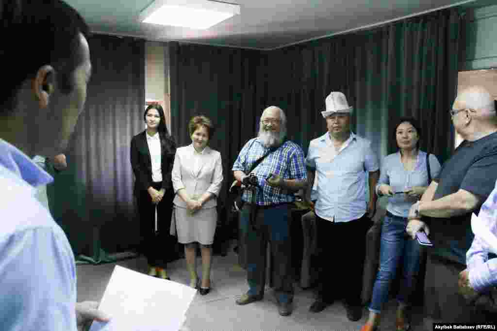 Бекболсун Нуралиев "Өзбекстандан жүгүмдү араң алып чыккам" деген баяны үчүн телефон,&nbsp;Арзыкан Момунтаева "Эгемендик: абийир алдында отчет" баяны үчүн радиоприемник менен сыйланды.&nbsp; &nbsp; 