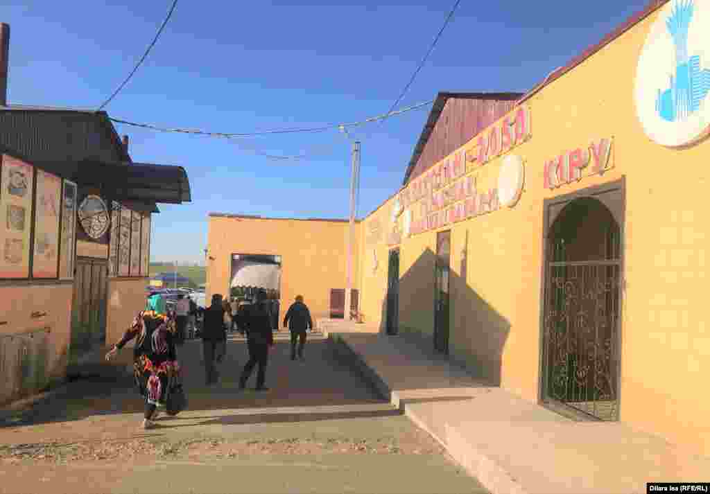 Қарабұлақ ауылындағы мал базарына кіреберісте "Рухани жаңғыру. Қазақстан &ndash; 2050" деген жазу ілінген. Түркістан облысы Сайрам ауданы. 15 қыркүйек 2021 жыл.