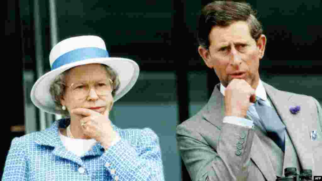 Kraljica i Čarls gledaju konjske trke u Epsomu nakon onoga što je ona čuveno opisala kao "annus horribilis", 1992, kada su se njena dva najstarija sina odvojila od svojih žena, ćerka En se razvela, a požar uništio deo zamka Vindzor. &nbsp;