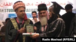 عاطف مشال یوې زده کونکې ته اسناد سپاري