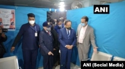 Индиянын саламаттык сактоо министри Харш Вардхан COVID-19 илдетине каршы эмдөөнүн машыгуулары маалында Делидеги Гуру Тег Бахадур (GTB) ооруканасын кезди. 02.1.2021.