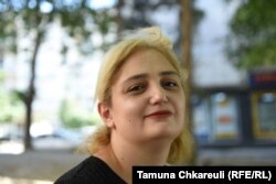 ლელა ელბაქიძე მოხალისეა, რომელიც სხვებს აცრაში ეხმარება, თუმცა აცრის შიში თავად ჯერჯერობით ვერ მოიხსნა