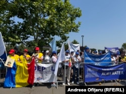 Profesorii veniți la protest au spus că începerea anului școlar va fi pusă sub semnul înntrebării dacă guvernul nu revine asupra măsurilor anunțate.