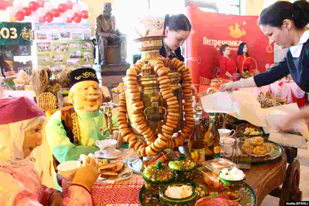 "Татарстанның эшлекле партнерлары" форумының пленар утырышы алдыннан Камал театрында оештырылган Татарстан авыл-хуҗалыгы тауарлары күргәзмәсе.