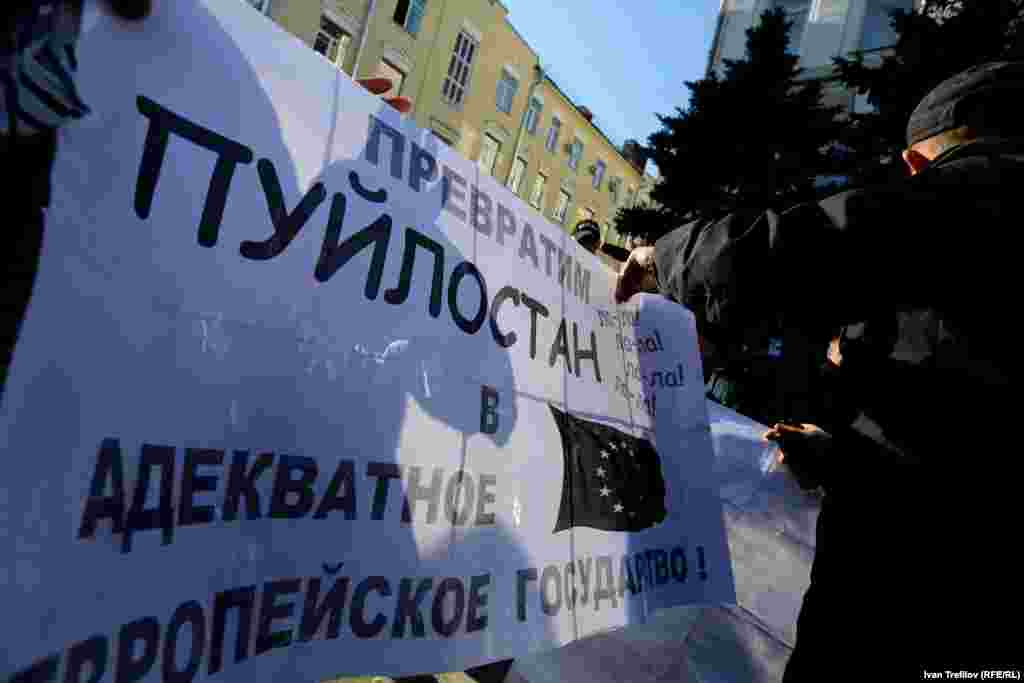 Московский "Марш мира". На входе полиция изучала содержание плакатов - этот проверку не прошел 