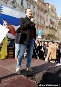 Сергей Ирюпин на антивоенном митинге в Праге, 2022 г.