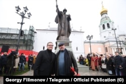 Губернаор Вологодской области Георгий Филимонов (слева) на открытии памятника Ивану Грозному, 4 ноября 2025 года